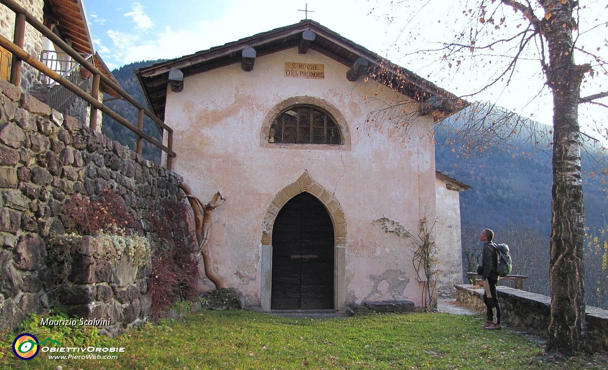 03 Leggo l'iscrizione della chiesetta, San Roche ora pronobis....JPG